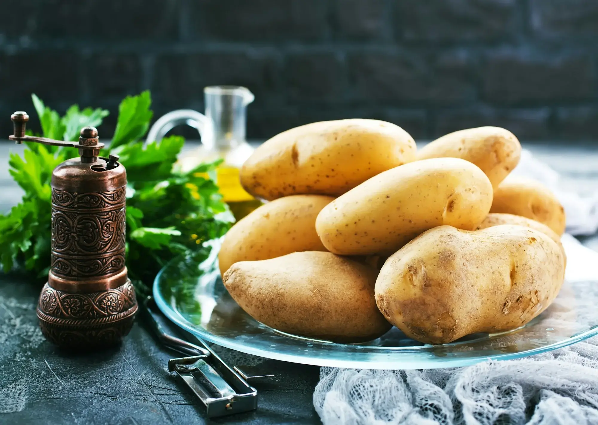 Knusprig gebratene Kartoffeln in der Heißluftfritteuse