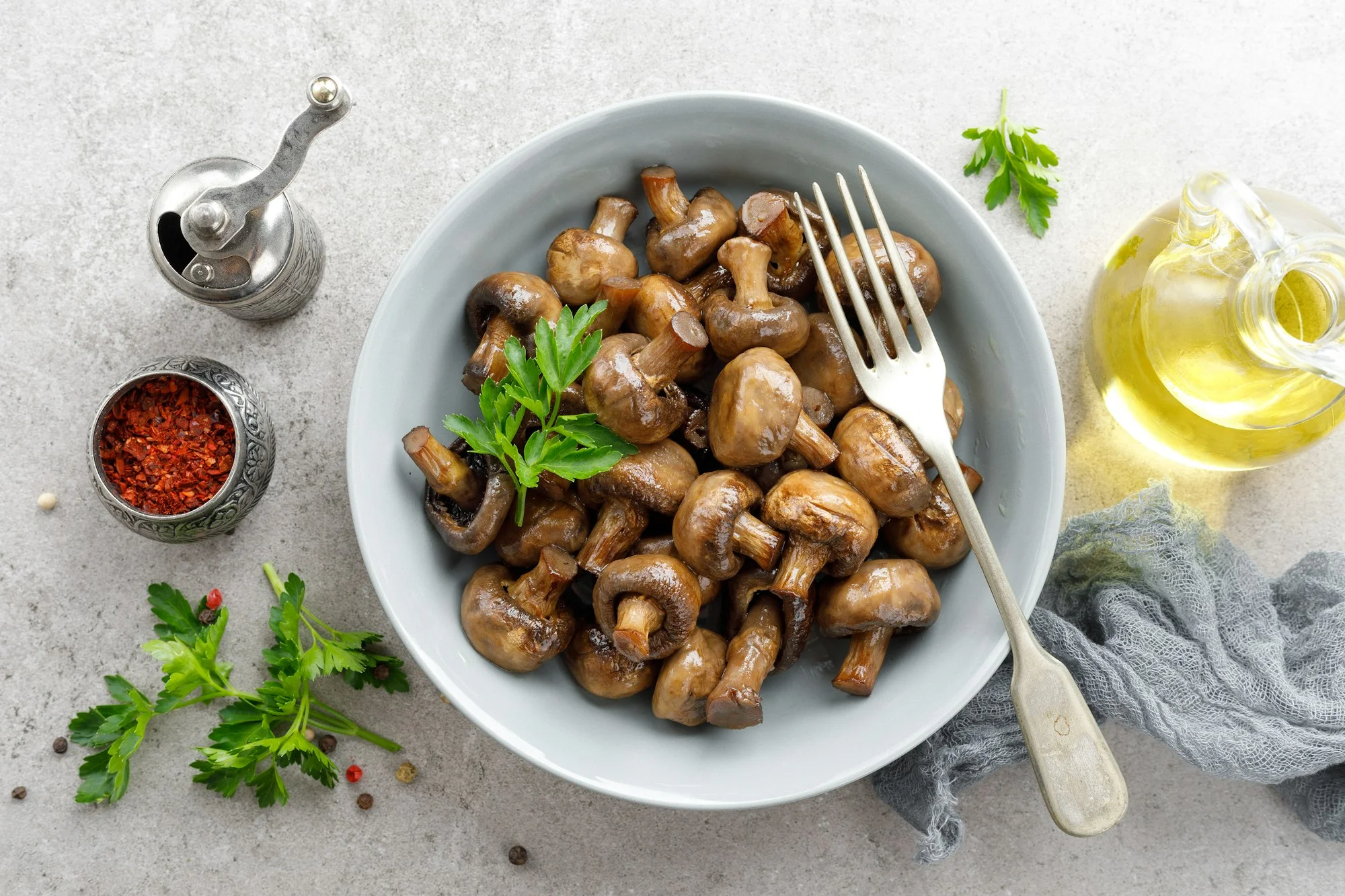 Champignons in der Heißluftfritteuse goldbraun gebraten.