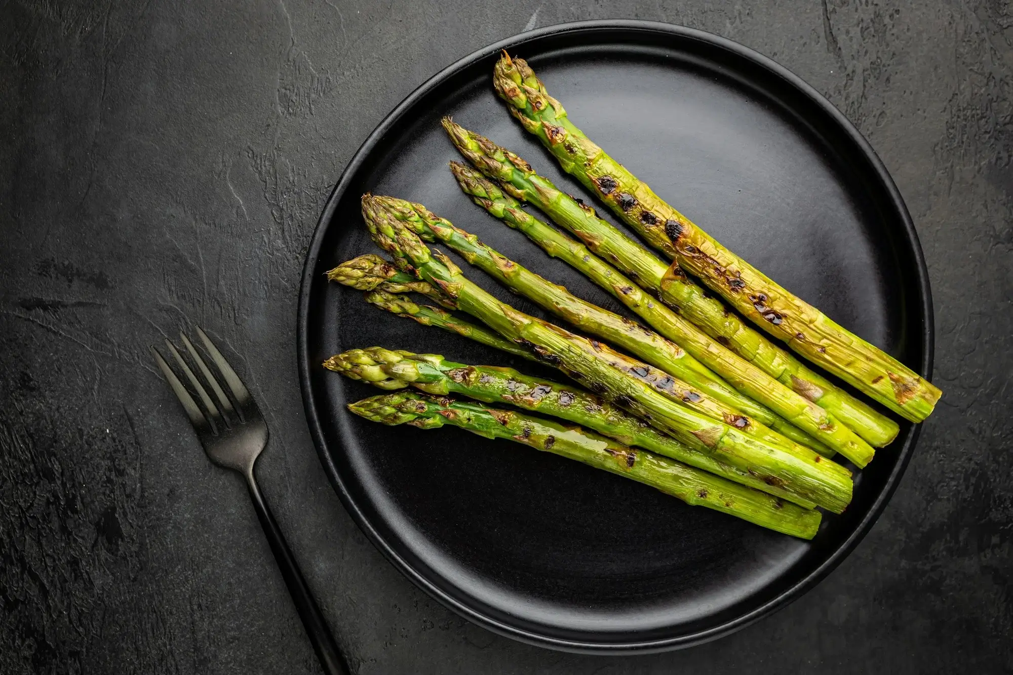 Grüner Spargel in der Heißluftfritteuse zubereitet