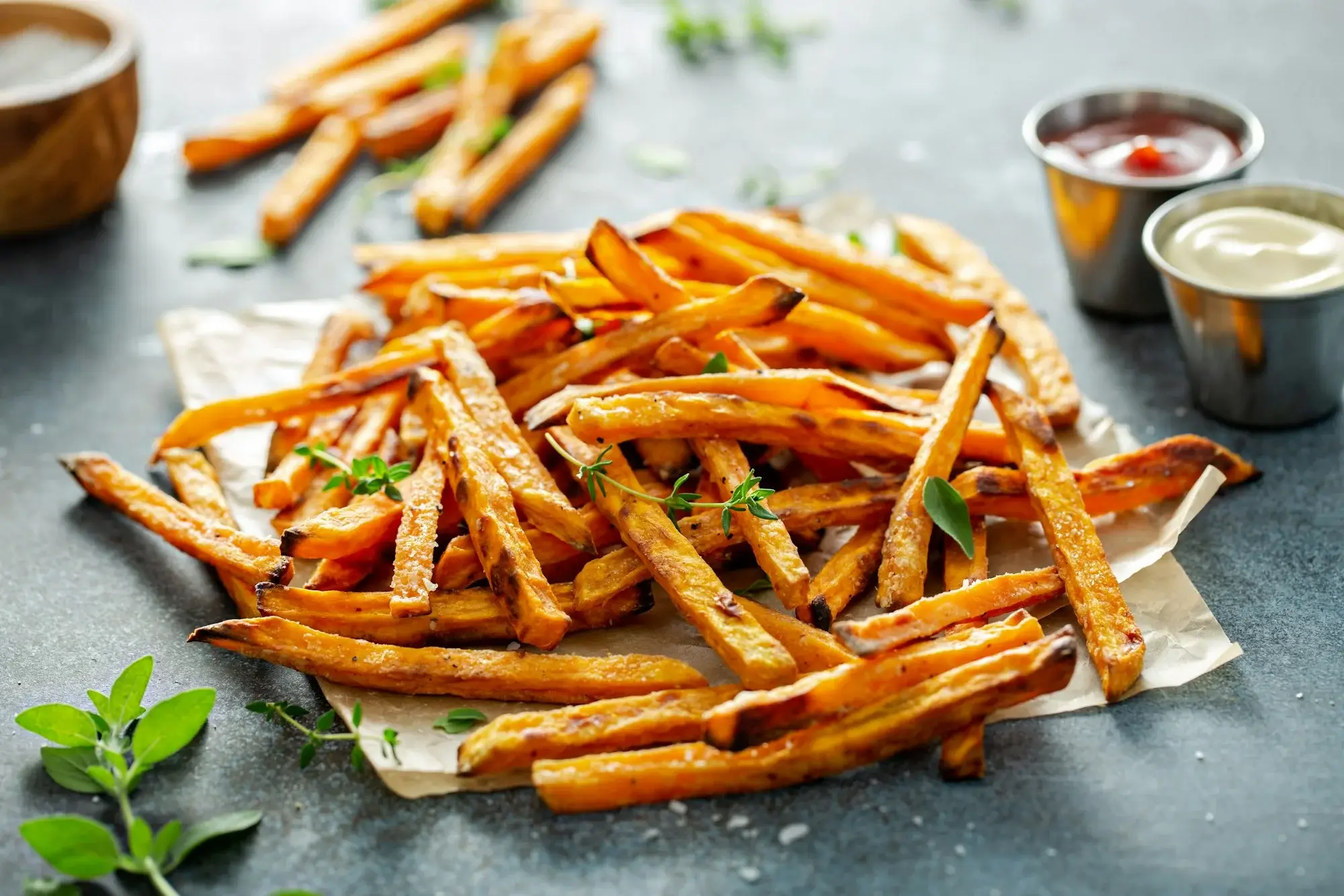 Süßkartoffeln in der Heißluftfritteuse zubereitet.