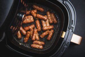 Knusprige Würstchen in airfryer zubereitet